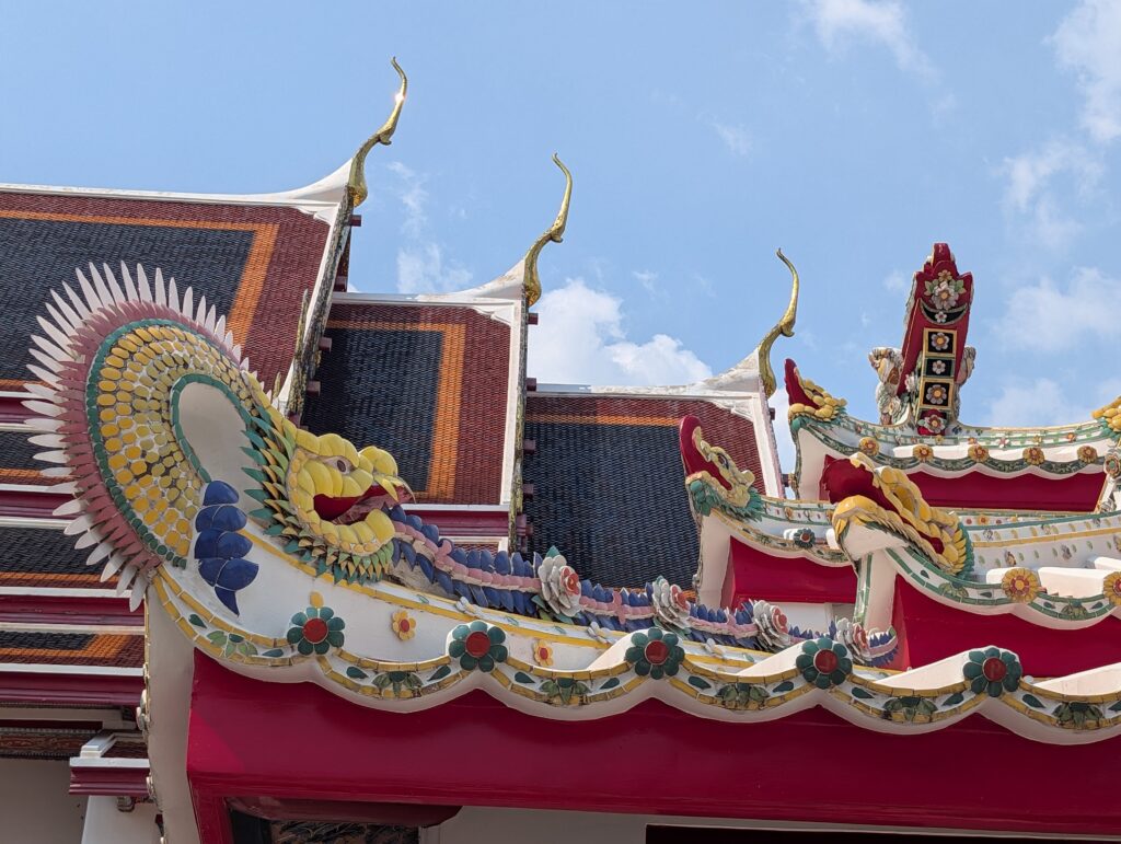 Bangkok toit décoré d'un dragon