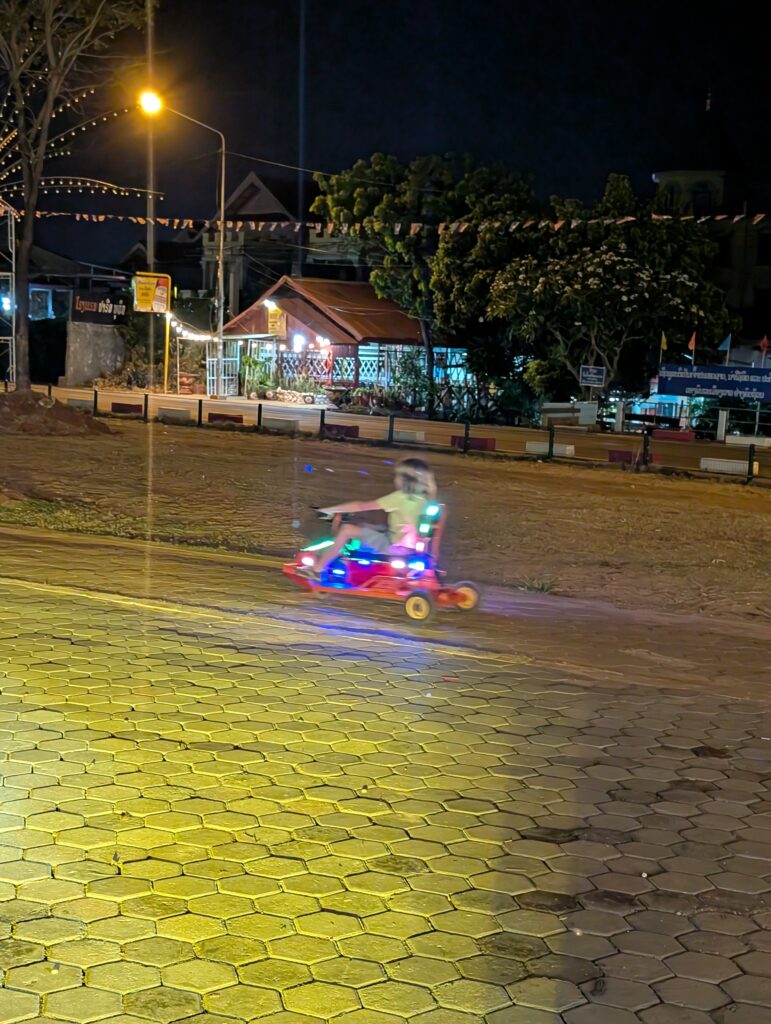 Laos Paksé activité de kart lumineux électrique enfants