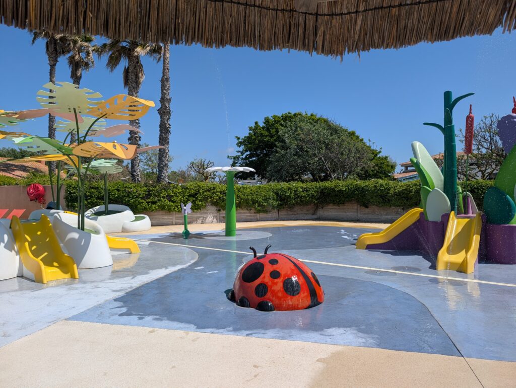 camping bord de plage pataugeoire enfant