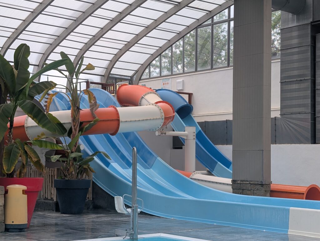 piscine intérieure avec toboggans