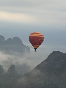 montgolfière sur montagnes karstiques Laos