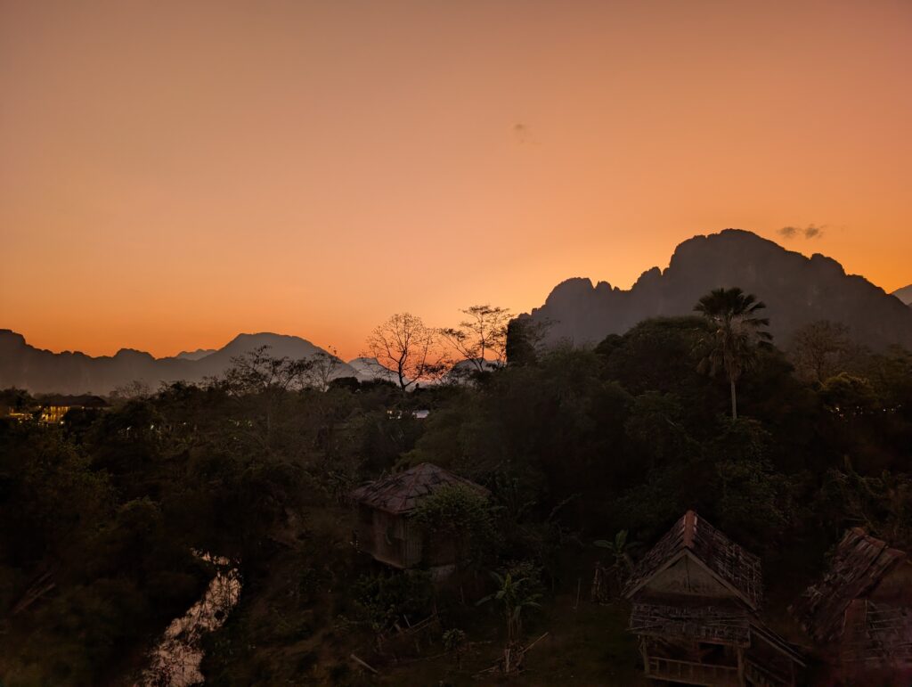 coucher de soleil sur montagnes karstiques Vang Vieng Laos