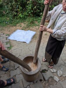 décortiquer le riz gluant Laos