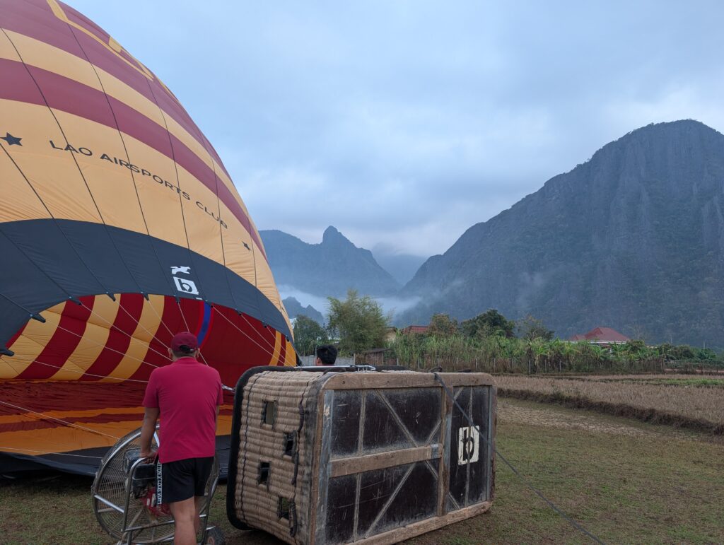 préparation mongolfière Vang Vieng Laos