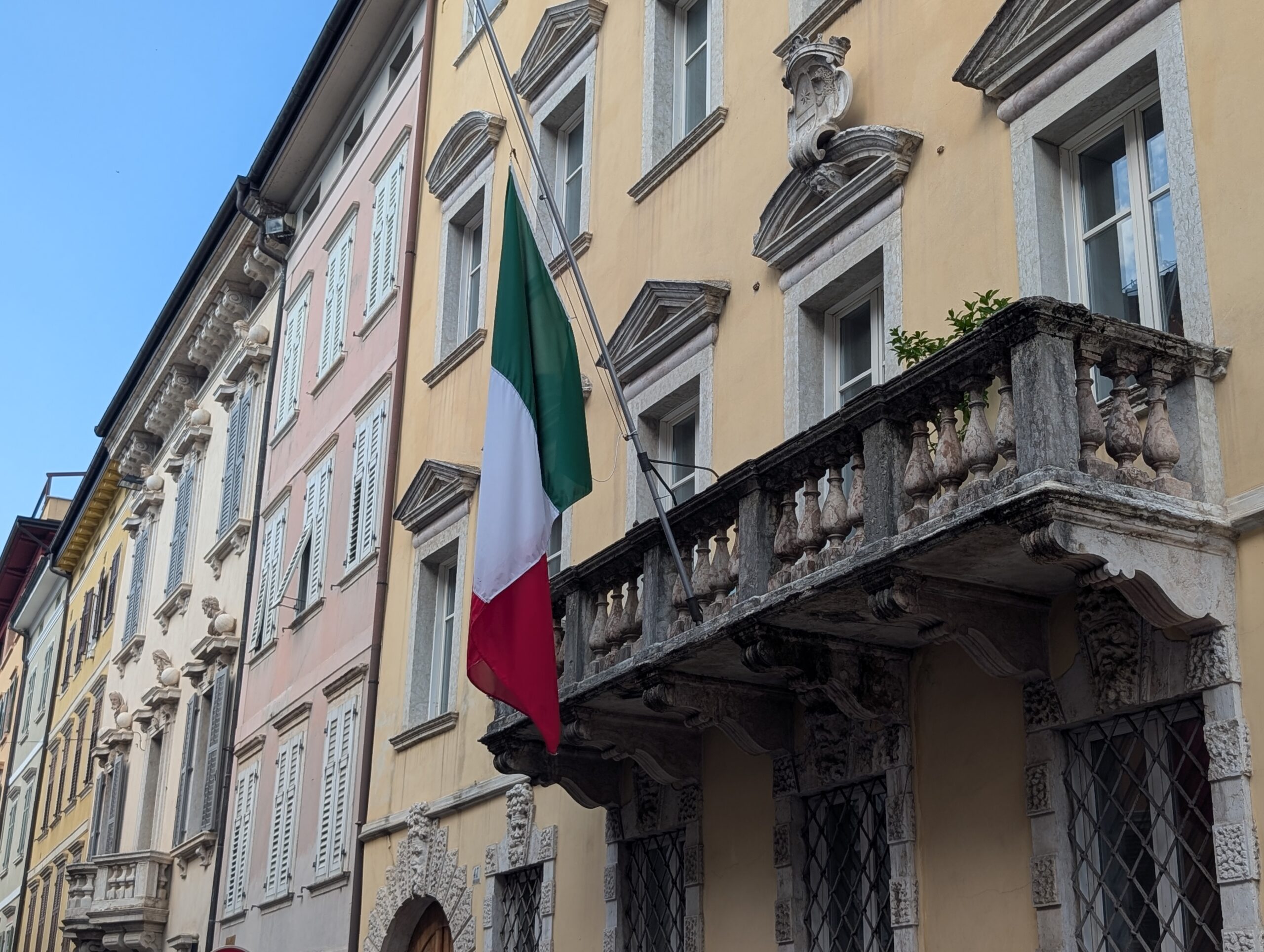 drapeau sur batiment italien