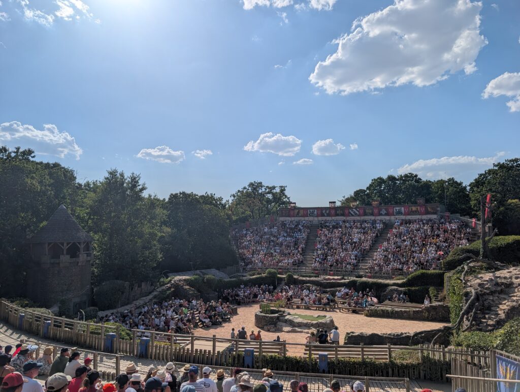 gradin au soleil chaleur Puy du fou