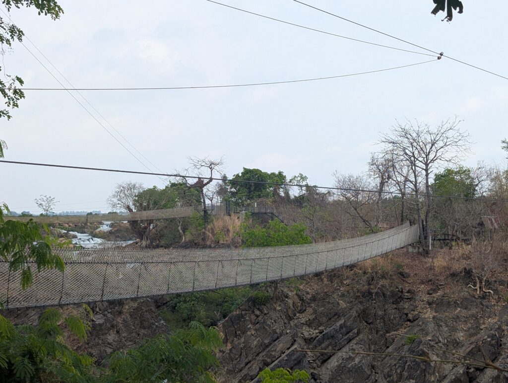 Cascade Li Phi pont suspendu Laos