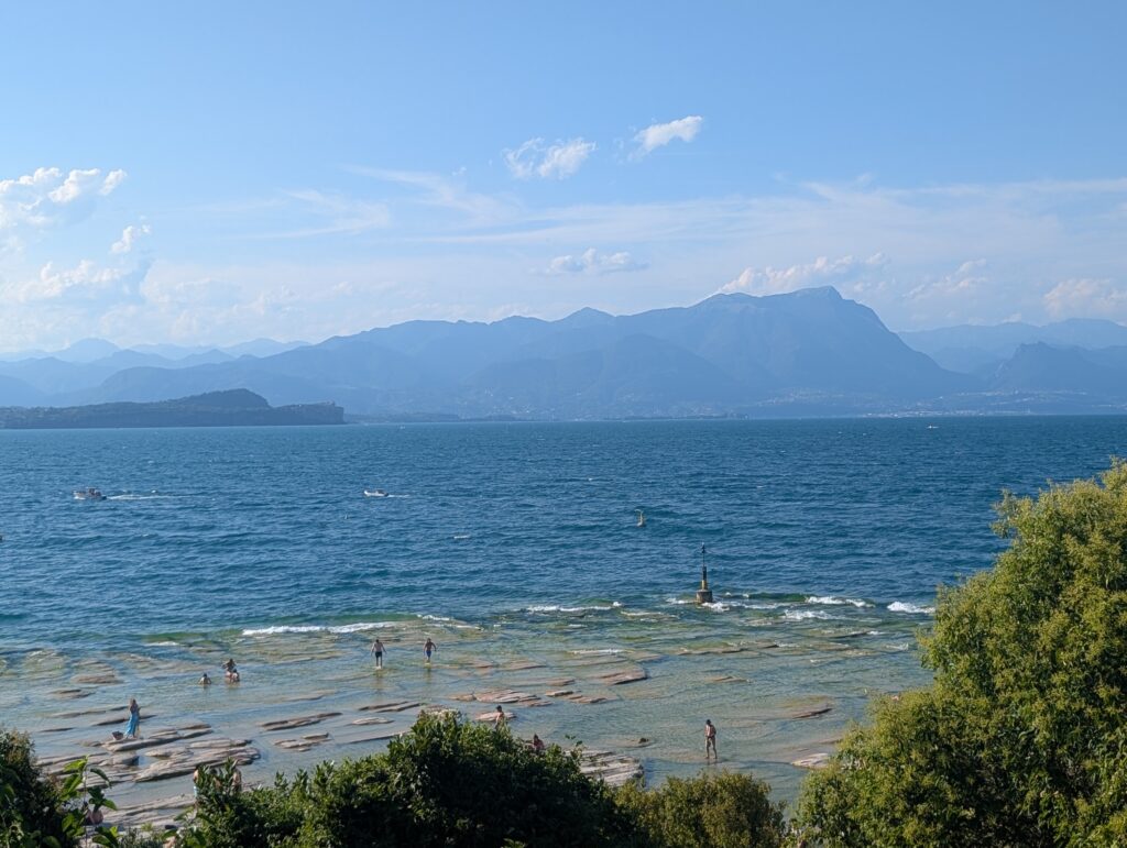 vue lac de garde Jamaica Beach