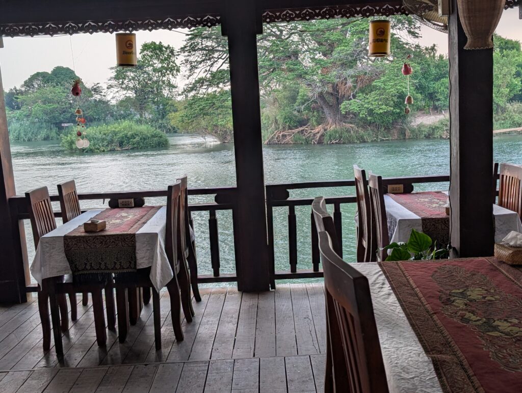 Restaurant bord Mékong Don Det Laos Mr Mo