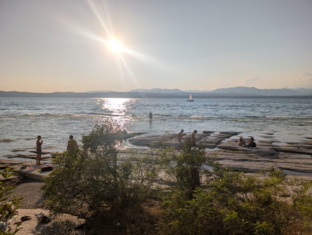 Jamaica Beach Sirmione plage rochers plats