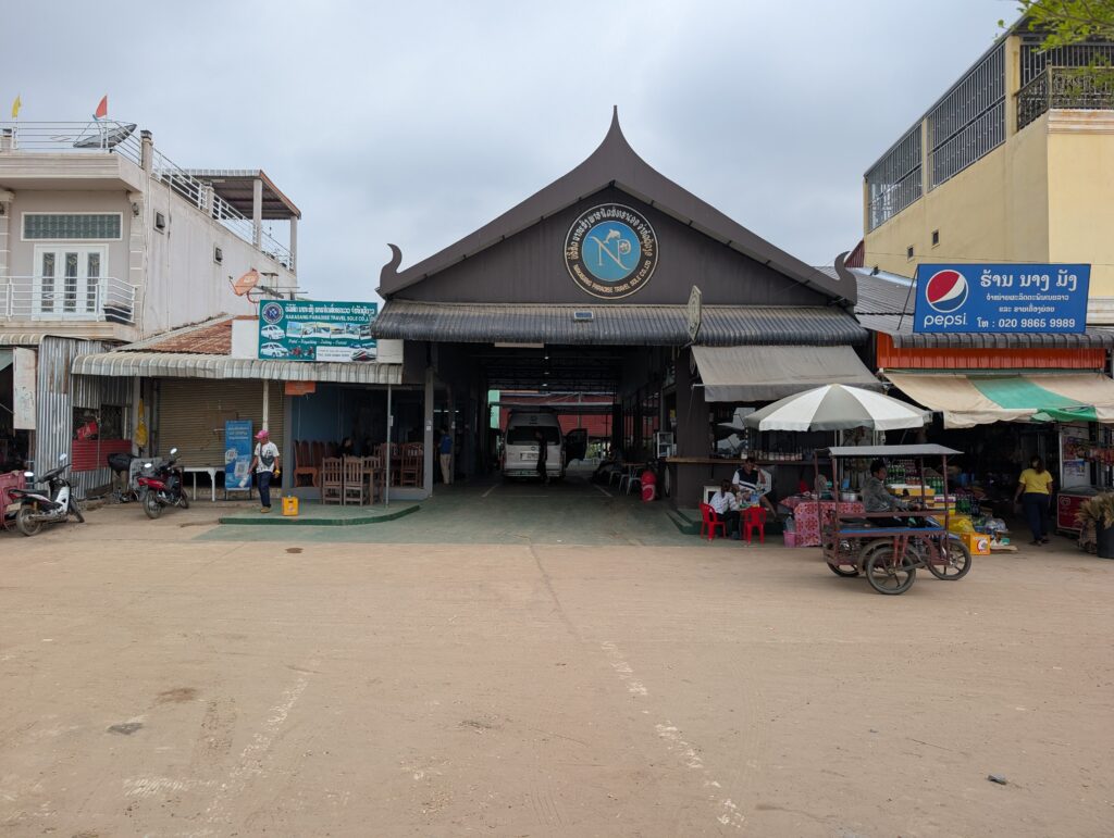gare des mini bus Nakasang Laos 4000 iles