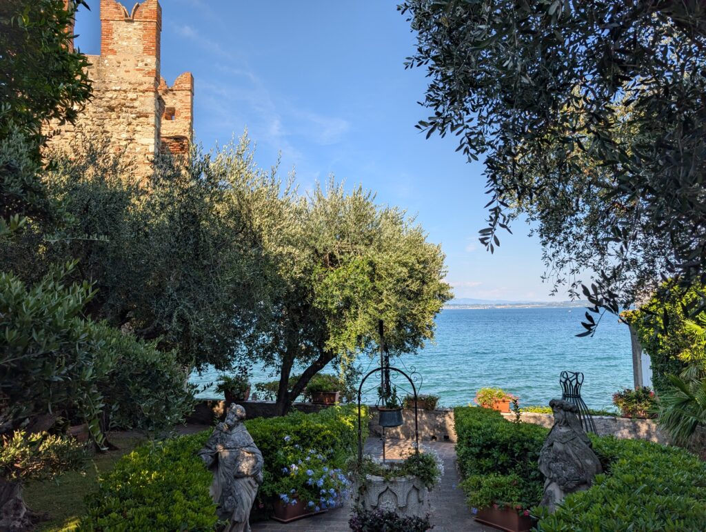 jardin fleuri promenade Sirmione