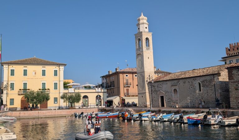 Vue part Lazise Lac de Garde Italie
